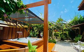 6 - Apartamento de 02 quartos com jacuzzi em Bombas